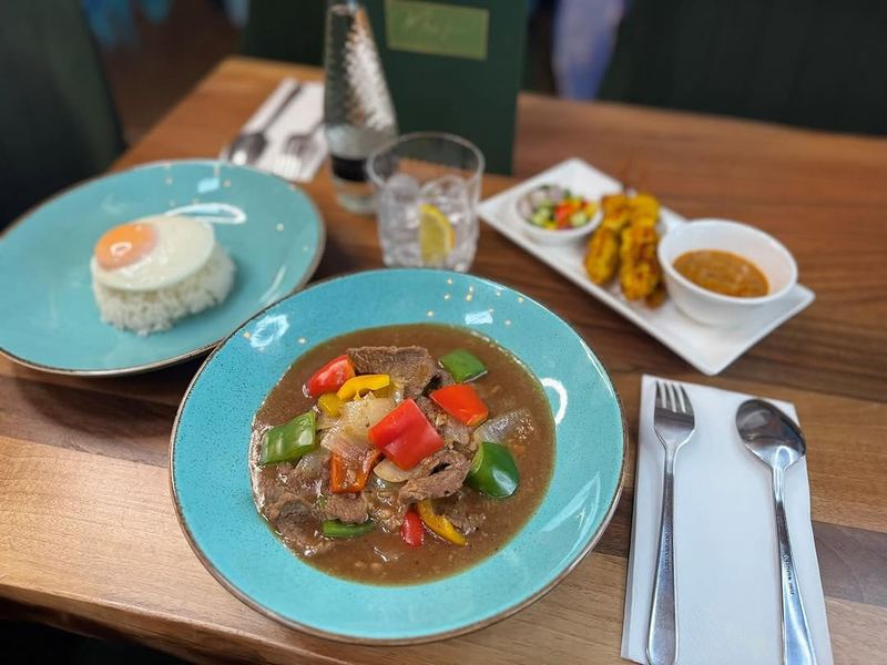 Beef garlic black peppercorn with chicken satay, rice and egg